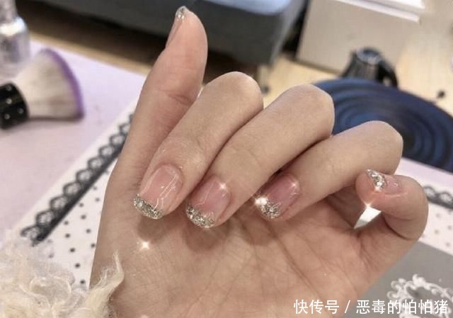  『美甲』2020年流行的5种美甲款式，款款温柔又好看，还特显手白！
