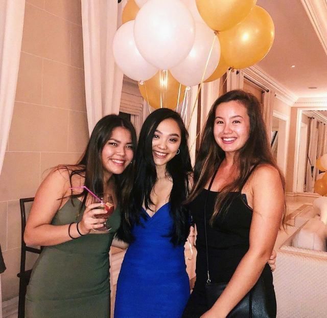 李连杰@带大女儿跟马云聚餐,一桌子人一个比一个时尚,李连杰蓄起了长发