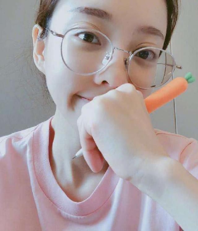 冯提莫事件再次发酵!大学老师经历作假,知道真实职业后粉丝全怒