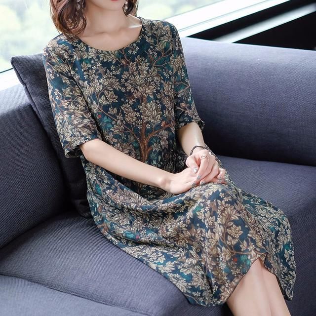 130斤女人这样穿裙子，显瘦减龄，美的让男人见了挪不开眼