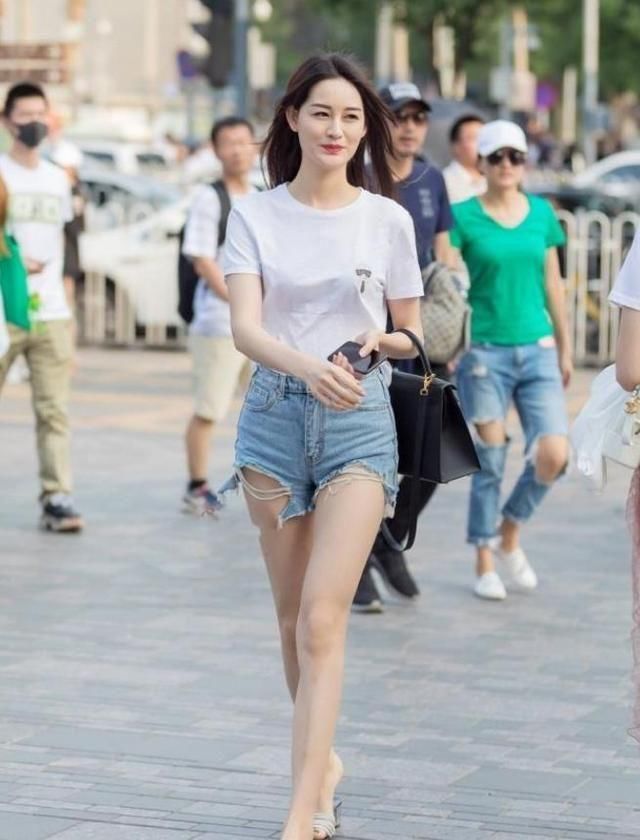  『感觉』街拍：美女贼好看”的穿搭，秒变时尚妖精，养眼好看