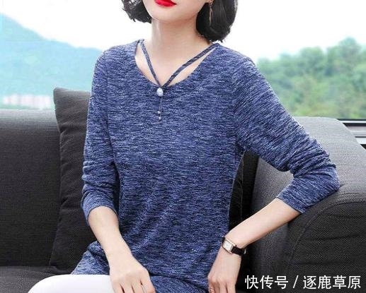  『不媚』女人一过40，别穿圆领衫，瞧这几款妈妈装，不俗不媚，时髦又美嫩