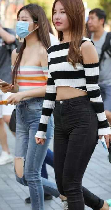 闺蜜小姐妹花穿搭更具有少女气质，时尚潮流，网友：这戴口罩太诡