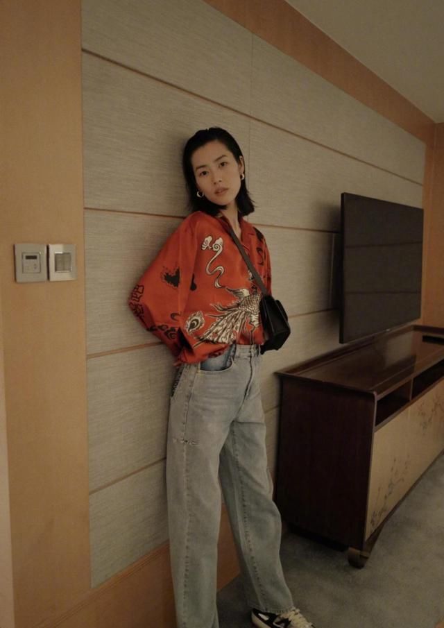 【衣品】刘雯衣品太高级,浅色牛仔夹克搭牛仔阔腿裤魅力四射,不愧是超模