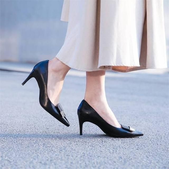 细跟的高跟鞋，平添妩媚气质，撩人十足