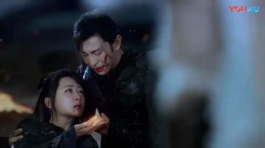 杨紫穿高跟鞋一秒变车祸下现场,邓伦看完早已哭出双眼皮?