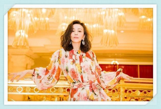 王琳不服老！年近50挑战印花裙，47岁活脱脱穿成了17岁花姑娘！