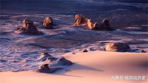 新疆沙漠中突然出现湖泊，水到底从哪儿来的，说出你会相信吗？