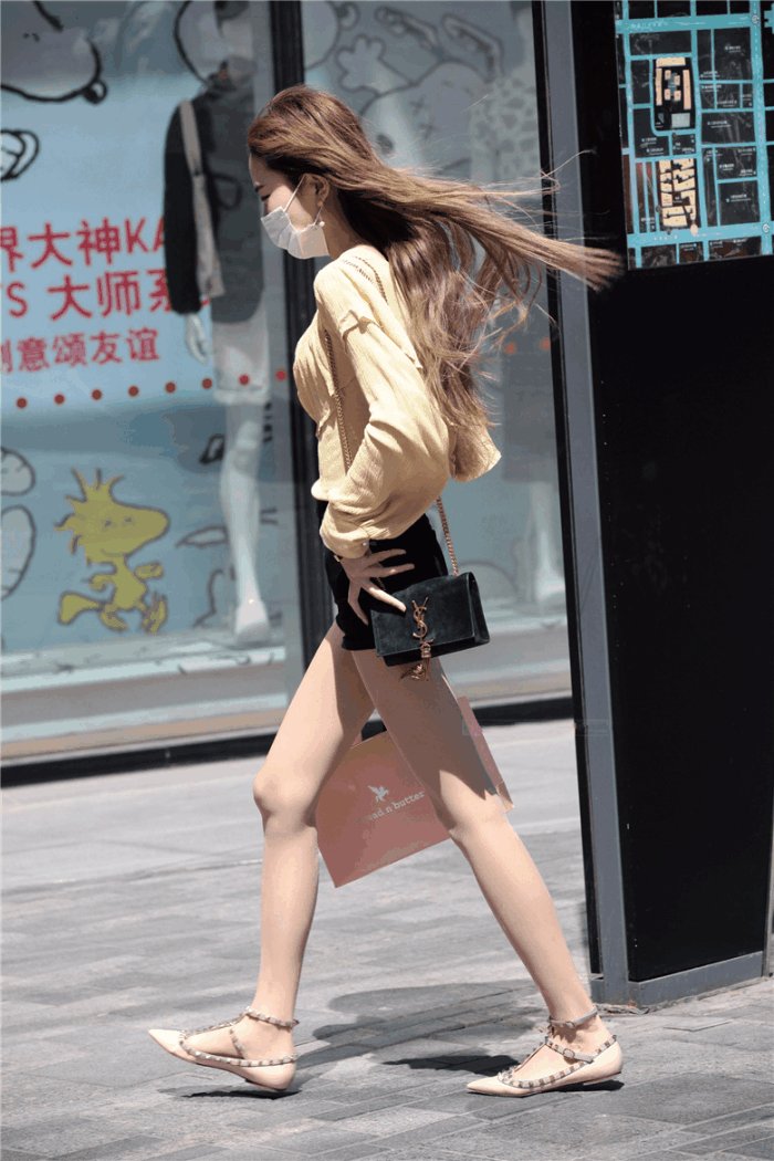 街拍:肉丝口罩美女，“妆”出来的美丽，丝袜衬托出的”美腿“