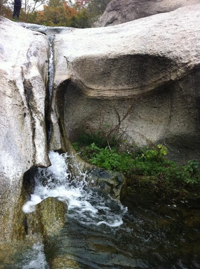 河南有一风景如画的河谷景区，红石遍布瀑潭相连，吃住便宜无门票