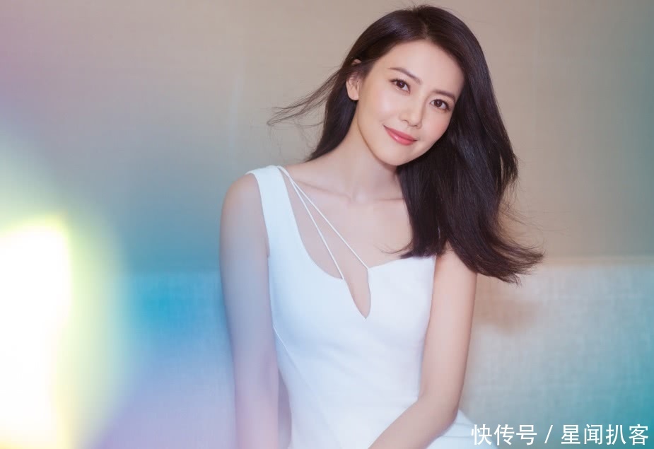 高圆圆白色深V连衣长裙尽显知性美女气质，真是羡慕赵又廷啊！