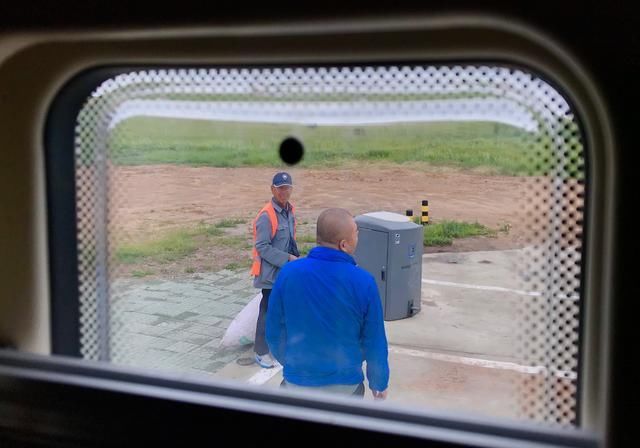 自驾房车在内蒙草原和暴风雨赛跑，被巨大的乌云盖顶是什么感受？