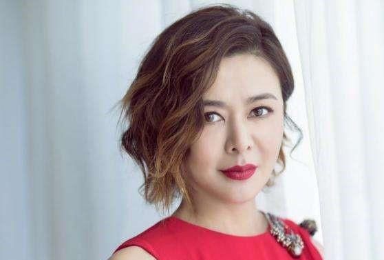  「男子」关之琳与男子出门遛狗有说有笑，她终于过上了18岁向往的生活