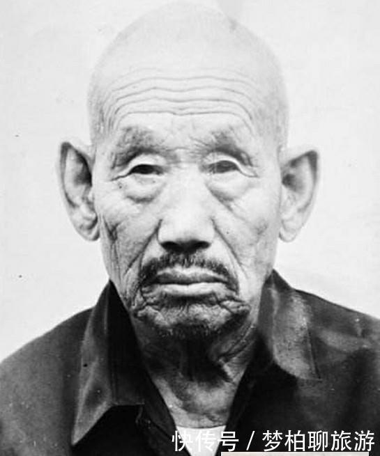 河南老农患重病，子女在军大衣里找到张“破纸”，真实身份公开！