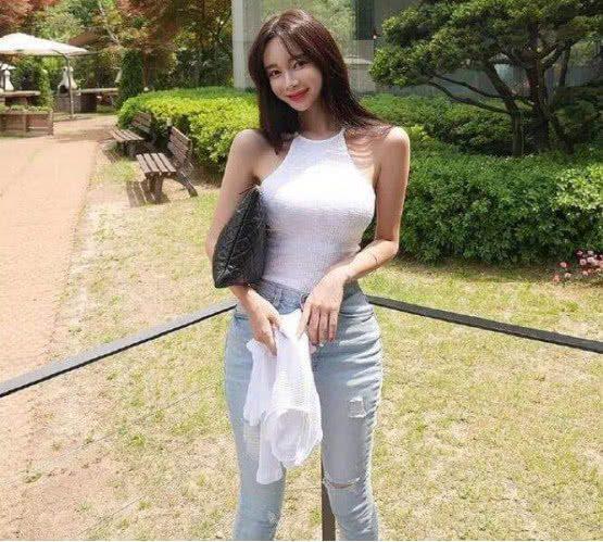 路人街拍，性感的长腿小姐姐，耳环好大呀