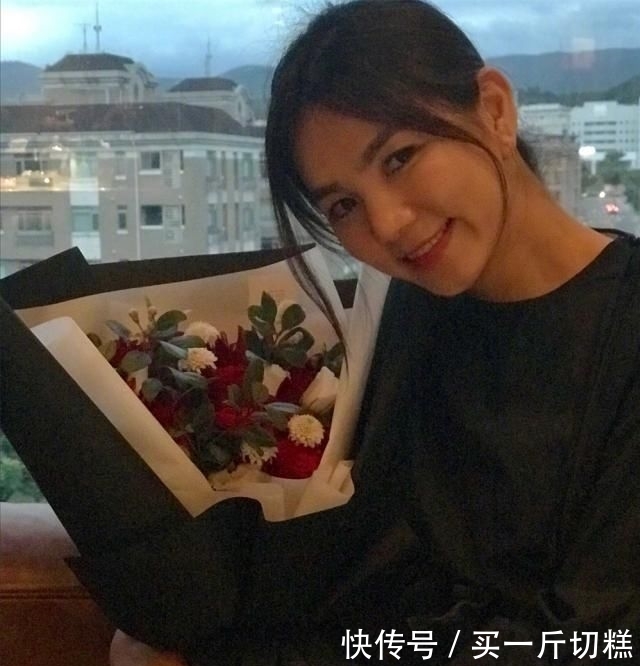  「气质」曾经的“假小子”Ella已为人妻，华丽变身超气质，日常穿搭女人味十足