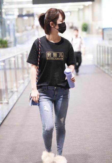 杨紫分手后暴瘦，看她这穿搭就知道，网友：张一山快来保护小猴子