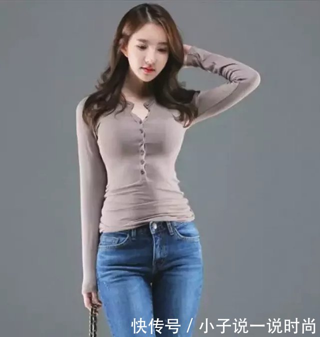 微胖的中年女人，大气有钱却穿一条便宜的紧身牛仔裤，有何用意