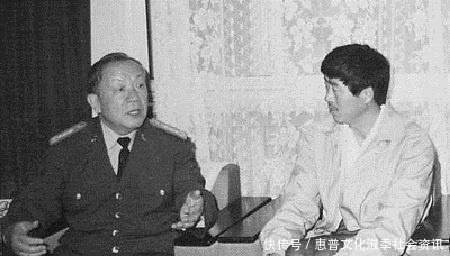 他是我国国防部长，能将美国壮汉摔倒三丈远，徒手举起三百斤石墩