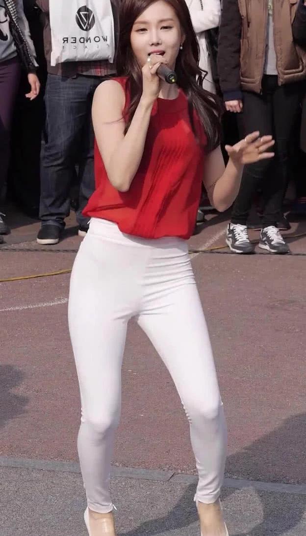 跳舞的韩国小姐姐不但高颜值，紧身裤搭配红色短袖小衫更漂亮