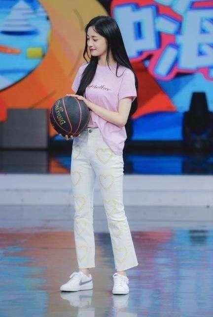 周洁琼真够猛的！穿的紧身牛仔裤还露出肚脐