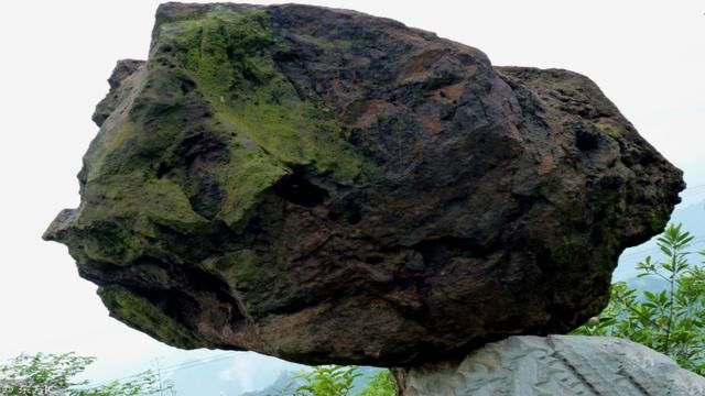 广西“双峰托蛋”奇石，20吨的巨石被2石尖托起，从何而来无人知
