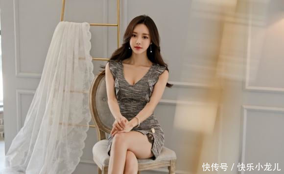  「美女」街拍：大方优雅的紧身裙美女，尽显青春姿态