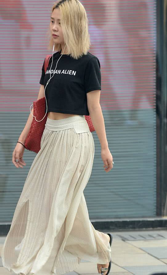 街拍：清纯可人的小姐姐，穿着性感个性很迷人！