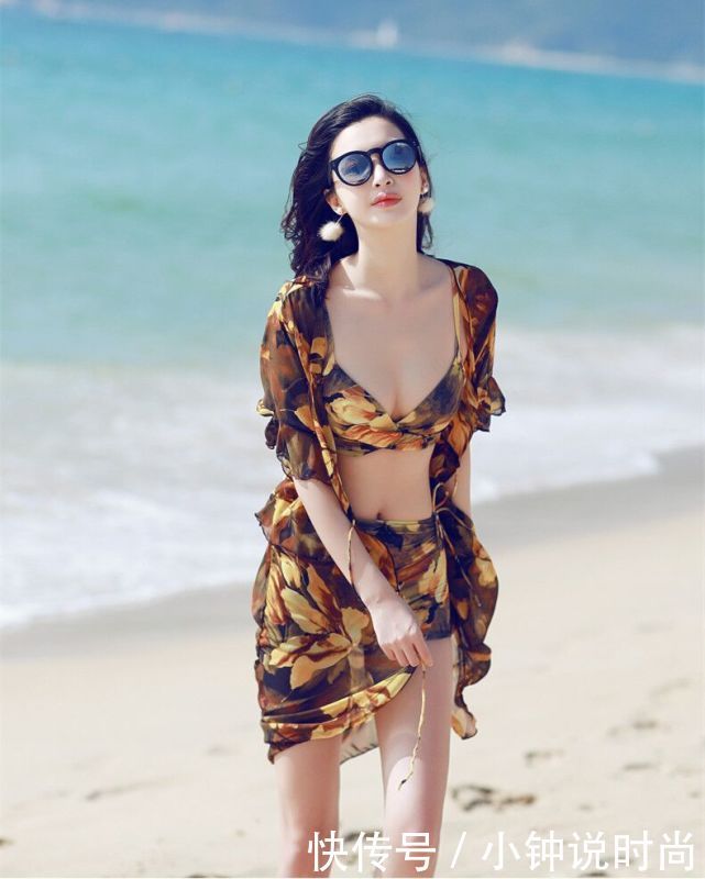 有了几款泳衣去海边,目光都聚集在你身上,网友:深深被吸引!