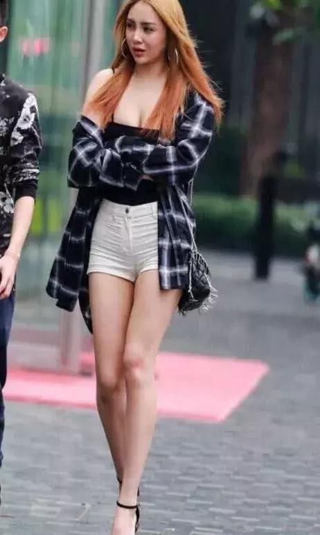 小姐姐身穿黑色裹胸上围丰腴，30岁还能保持这样，真是极品!