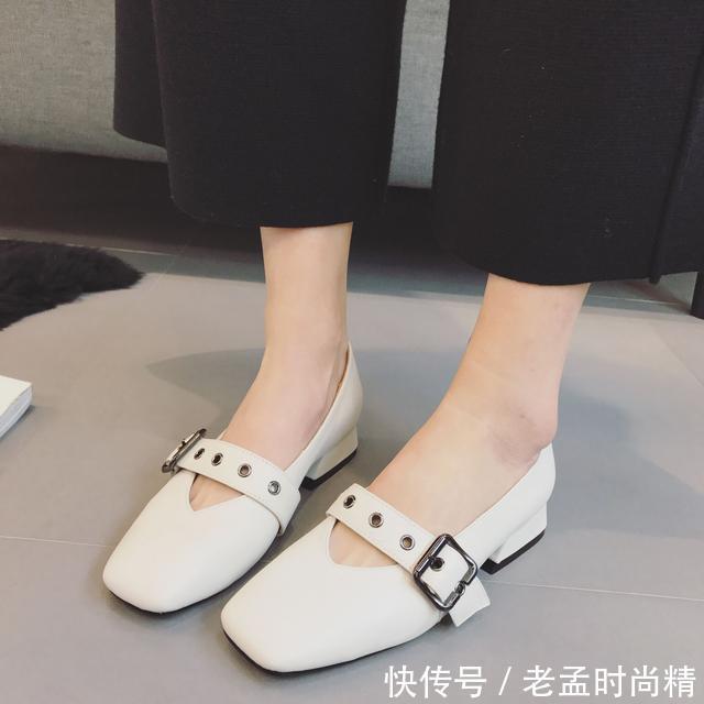  「舒适」高跟鞋太累脚？换上同样修饰腿型的粗跟单鞋，走路舒适还显高挑!