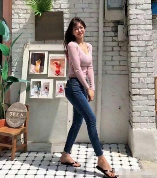 美丽的牛仔裤的简单穿搭，使美丽的小姐姐到哪都是焦点!