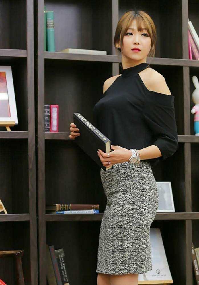 半身短裙的穿搭，显那优雅的身姿，高贵中不失甜美气质