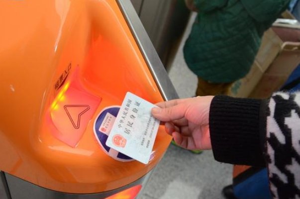 火车票■为何很多人宁愿排长队取火车票，也不刷身份证进站？看