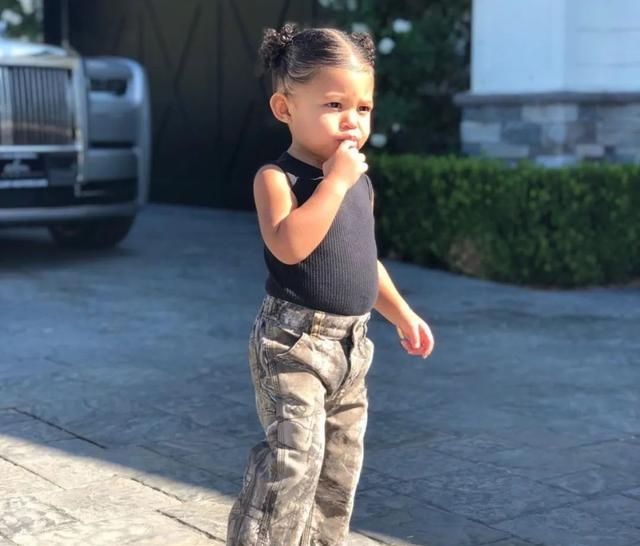  「很爽」做Travis Scott和Kylie的女儿是什么体验？Stormi:谢邀，很爽