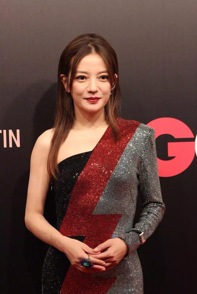 赵薇半裸肩亮片裙装亮相 瘦下来的她美回18岁