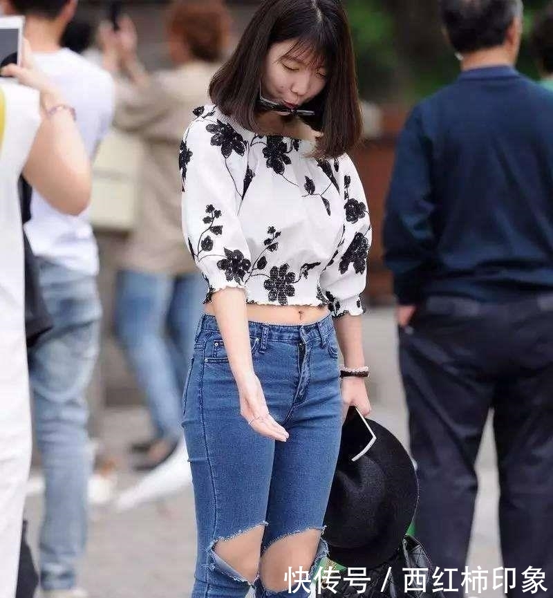 极品■街拍:身材火爆颜值高极品小姐姐被星探抓拍,旁边闺蜜的眼神亮了!