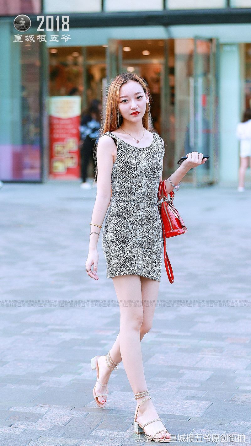 街拍:一个精致女人总能恰到好处的把控时尚脉搏