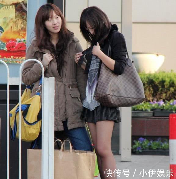 穿着黑色连衣裙的小姐姐，搭配黑丝袜，和闺蜜一起去逛街让路人忍