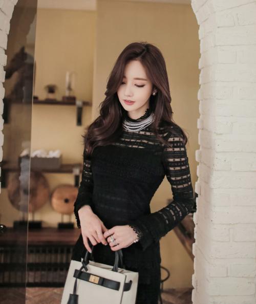 白皙阳光的紧身裙美女，展现与众不同的气质，吸引力十足！