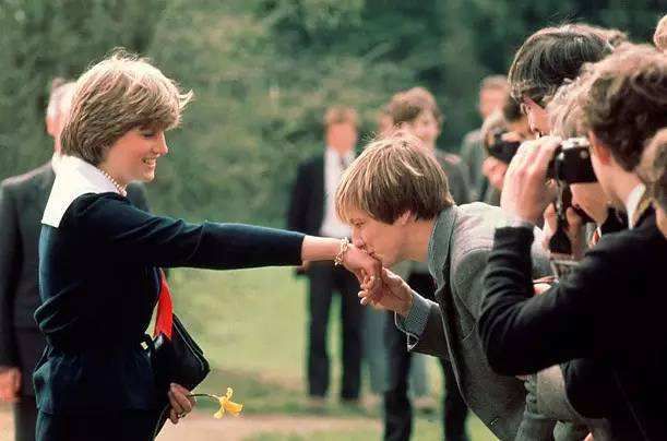 离了婚的戴安娜王妃，活成了这样