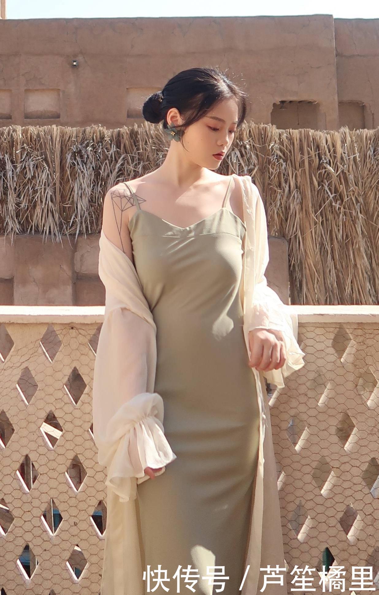 『能体现出女』时髦女生在穿搭上别出心裁,把潮流元素加在传统服装上,很吸睛
