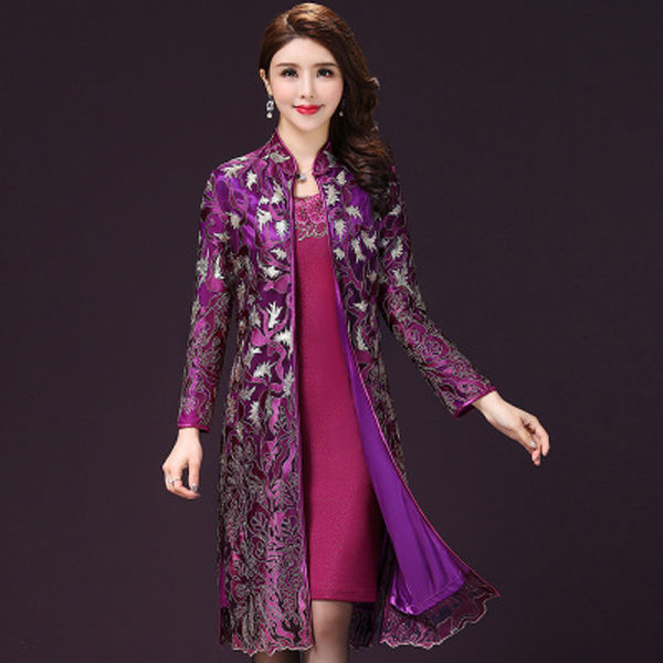 中秋弟弟结婚，老妈穿欧式“红酒裙出席，端庄优雅，美的惊艳四方