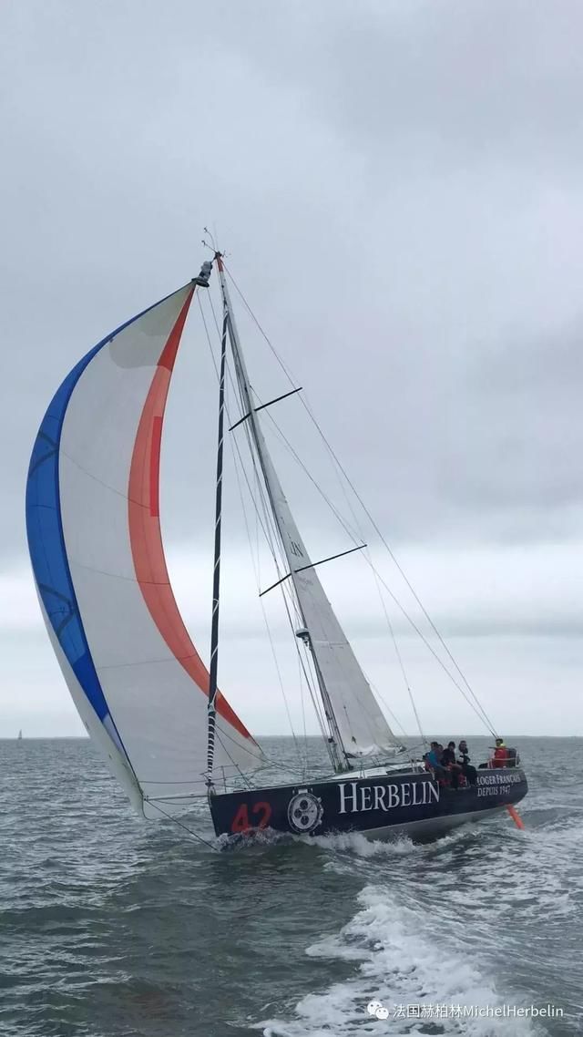 蓝色已经成为腕表的主色调