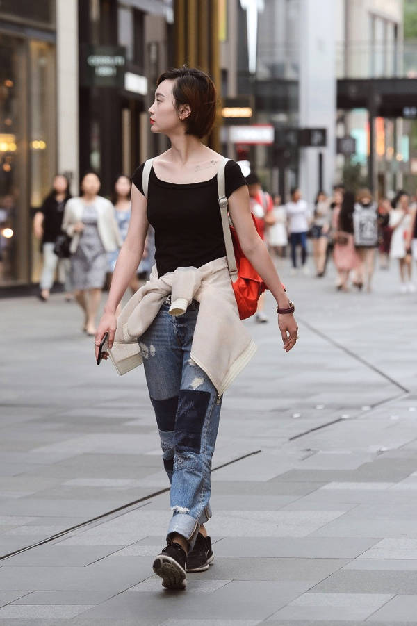 街拍：时尚的牛仔短裤美女，浑身充满了女人的魅力！