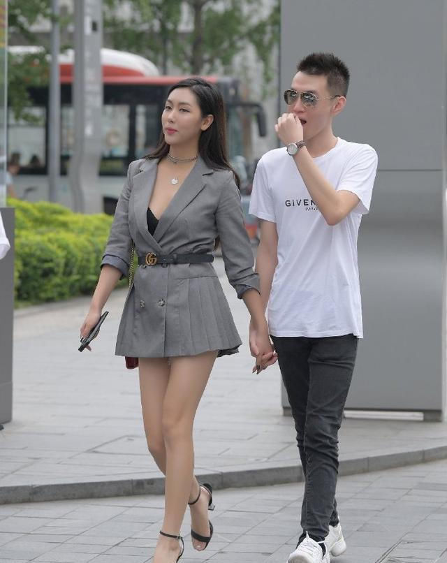  「高调」时尚街拍，春意盎然的好时节，美丽就是要高调
