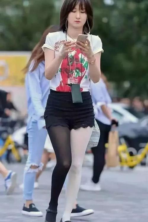 黑白丝袜混搭，是辣眼睛还是秀长腿？