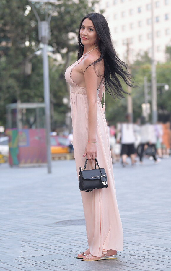 气质小姐姐，身穿肉色深V连衣长裙，昂首挺胸的姿态自信满满！