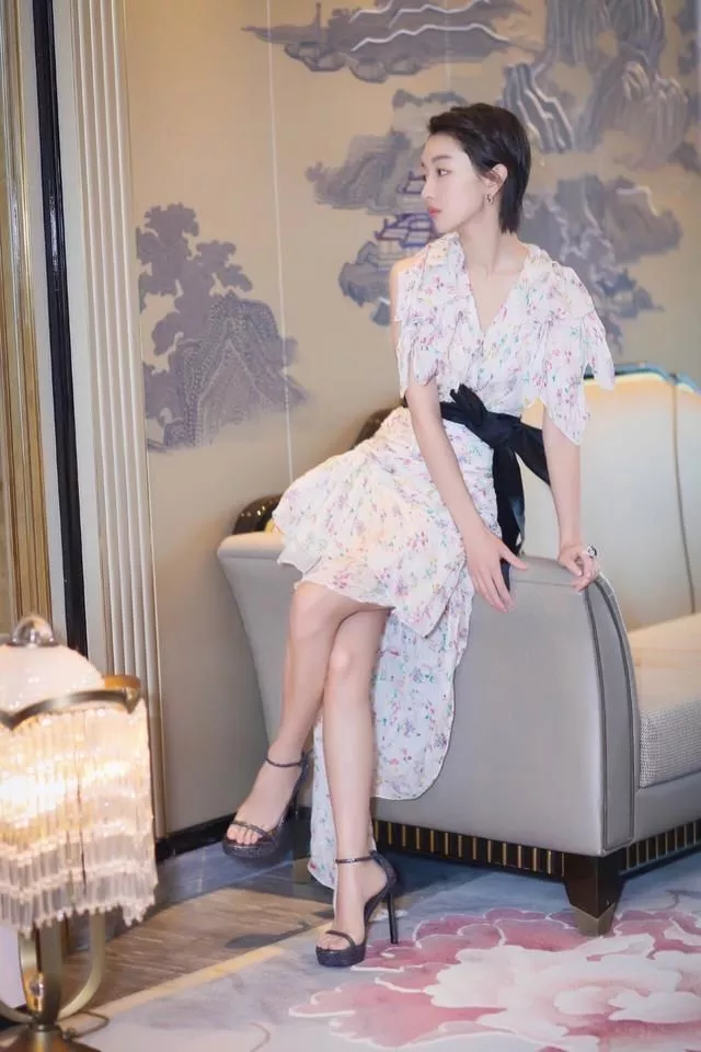 周冬雨太拼了，蕾丝短裙配拖鞋放飞自我，网友：高抬腿给谁看？