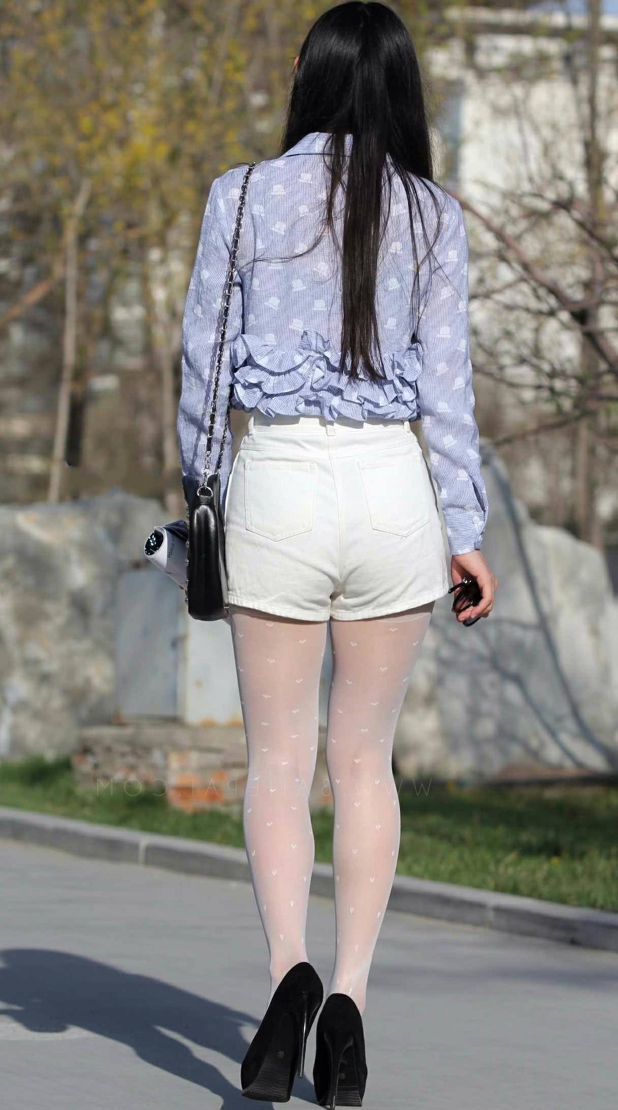 气质小姐姐白色短裤大玩背影杀，回眸一笑，网友：这次没有失望